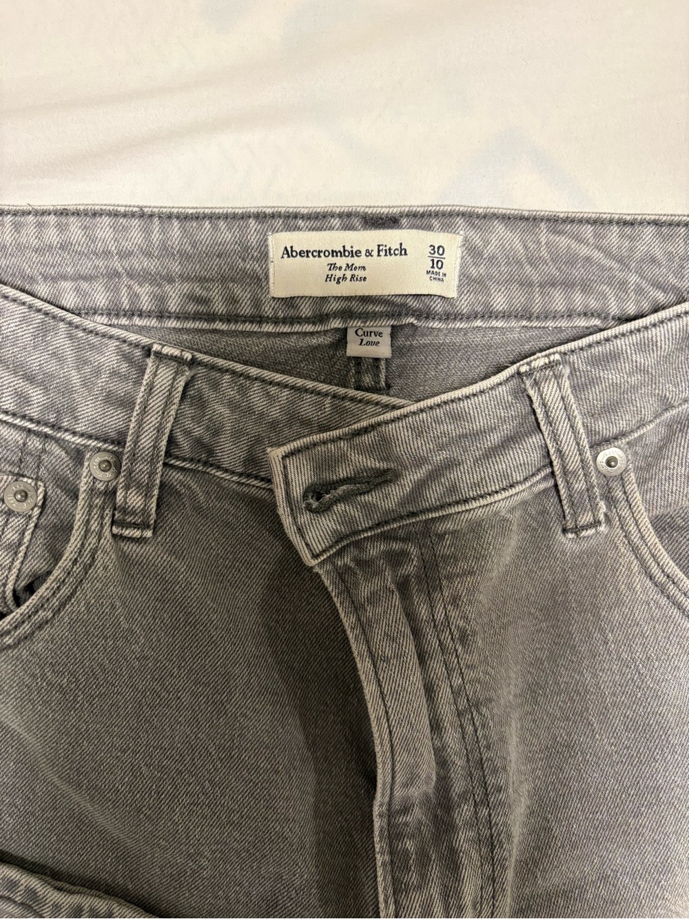 Abercrombie & Fitch High-Rise Mom Jeans Curve Love 30 in Grey - Picture 2 of 3